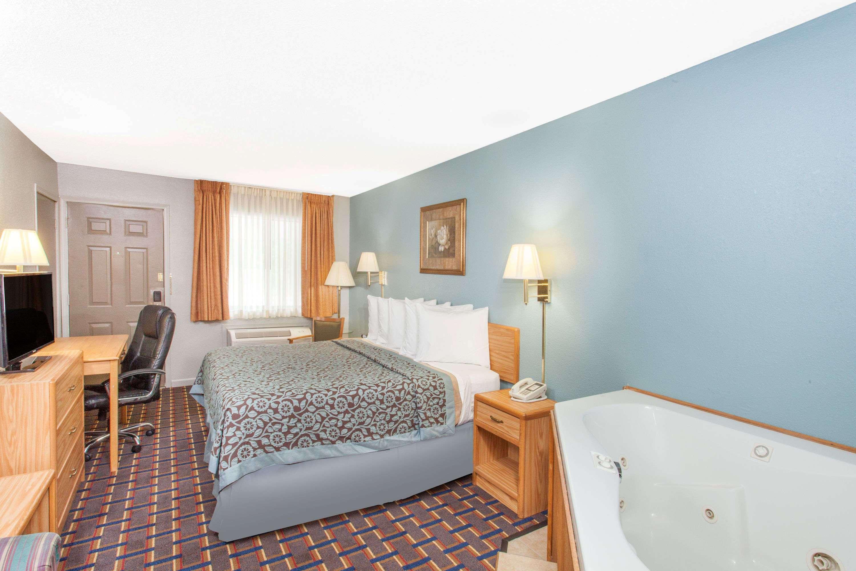 Days Inn By Wyndham Farmer City Exterior photo